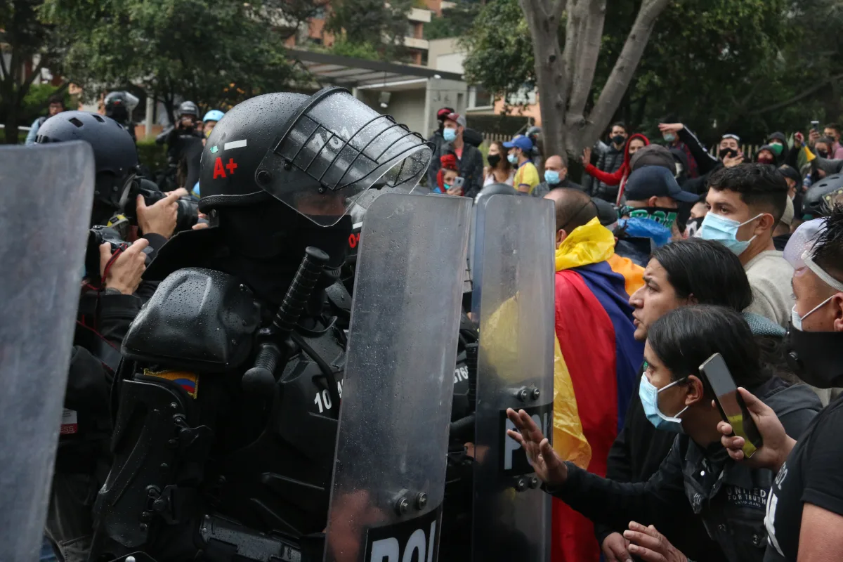 El marco de referencia es el Decreto 003 de 2021, que regula garantías para la manifestación pública y pacífica. Su artículo 7 establece que el presidente de la República puede convocar, cuando lo considere necesario, comités, mesas de coordinación, comisiones de verificación, PMU u otras instancias para facilitar el diálogo y la toma de decisiones durante una manifestación - Foto: Archivo/Ronald Cano