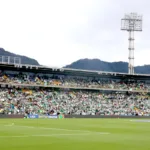 La controversia tiene dos dimensiones. Por un lado, Millonarios e Independiente Santa Fe deben ajustar sus calendarios a los cierres del estadio por el montaje y desmontaje de escenarios, así como a los trabajos de recuperación de la gramilla. Por otro, los familiares de Nemesio Camacho cuestionan judicialmente el proyecto de transformación de El Campín y sostienen que desconoce las condiciones de la donación del terreno - Foto: Archivo/Ronald Cano