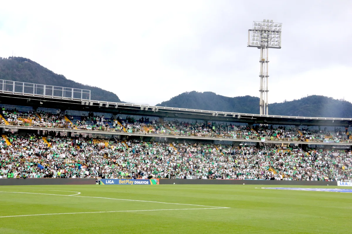 La controversia tiene dos dimensiones. Por un lado, Millonarios e Independiente Santa Fe deben ajustar sus calendarios a los cierres del estadio por el montaje y desmontaje de escenarios, así como a los trabajos de recuperación de la gramilla. Por otro, los familiares de Nemesio Camacho cuestionan judicialmente el proyecto de transformación de El Campín y sostienen que desconoce las condiciones de la donación del terreno - Foto: Archivo/Ronald Cano