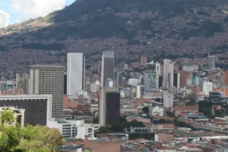 La controversia tomó otra dimensión cuando una investigación de El Armadillo reveló que Airbnb Latin America aportó una parte significativa de la financiación del estudio, desarrollado en el marco de un contrato de consultoría entre la plataforma y la Universidad Javeriana - Foto: Archivo/Ronald Cano
