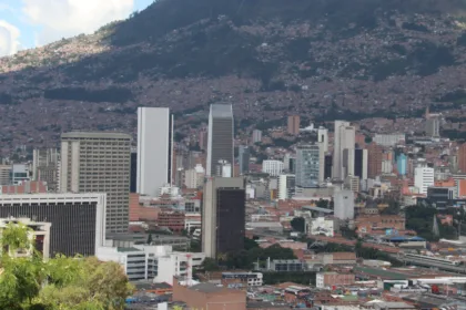La controversia tomó otra dimensión cuando una investigación de El Armadillo reveló que Airbnb Latin America aportó una parte significativa de la financiación del estudio, desarrollado en el marco de un contrato de consultoría entre la plataforma y la Universidad Javeriana - Foto: Archivo/Ronald Cano