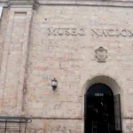 La orden judicial obliga al museo a conservar las piezas retiradas y mantenerlas en condiciones adecuadas. También exige información sobre su ubicación, estado de conservación y procedencia, además de la documentación relacionada con las decisiones que motivaron su retiro. La medida busca preservar los objetos durante el trámite, pero no establece que deban regresar inmediatamente a las salas de exposición ni que tengan que entregarse a sus creadores - Foto: Archivo/Ronald Cano