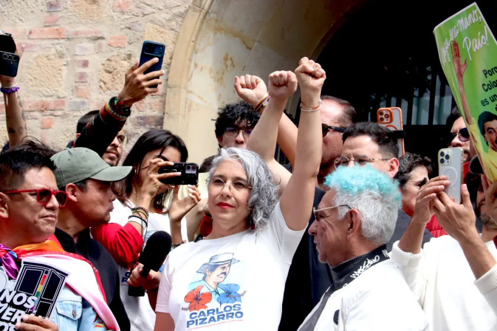 Al finalizar la intervención de Pizarro, varios manifestantes corearon “¡Pizarro vive!”, en una expresión de reivindicación de su memoria y de rechazo a la violencia contra quienes participaron en la política por vías democráticas - Foto: Ronald Cano