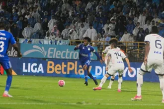 Juan Guillermo Cuadrado fue la gran figura del partido. A pesar de su buen desempeño no logró obtener su primera victoria con el equipo embajador - Foto: Ronald Cano