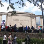 La protesta reunió a cerca de 500 personas que rechazaban las decisiones del Gobierno sobre piezas relacionadas con la población LGBTIQ+, las luchas feministas y las campañas políticas de Bernardo Jaramillo Ossa y Carlos Pizarro. Los manifestantes cuestionaron el retiro de estas obras y defendieron su permanencia como parte de la memoria histórica y cultural del país - Foto: Ronald Cano