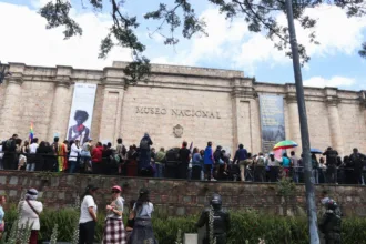 La protesta reunió a cerca de 500 personas que rechazaban las decisiones del Gobierno sobre piezas relacionadas con la población LGBTIQ+, las luchas feministas y las campañas políticas de Bernardo Jaramillo Ossa y Carlos Pizarro. Los manifestantes cuestionaron el retiro de estas obras y defendieron su permanencia como parte de la memoria histórica y cultural del país - Foto: Ronald Cano