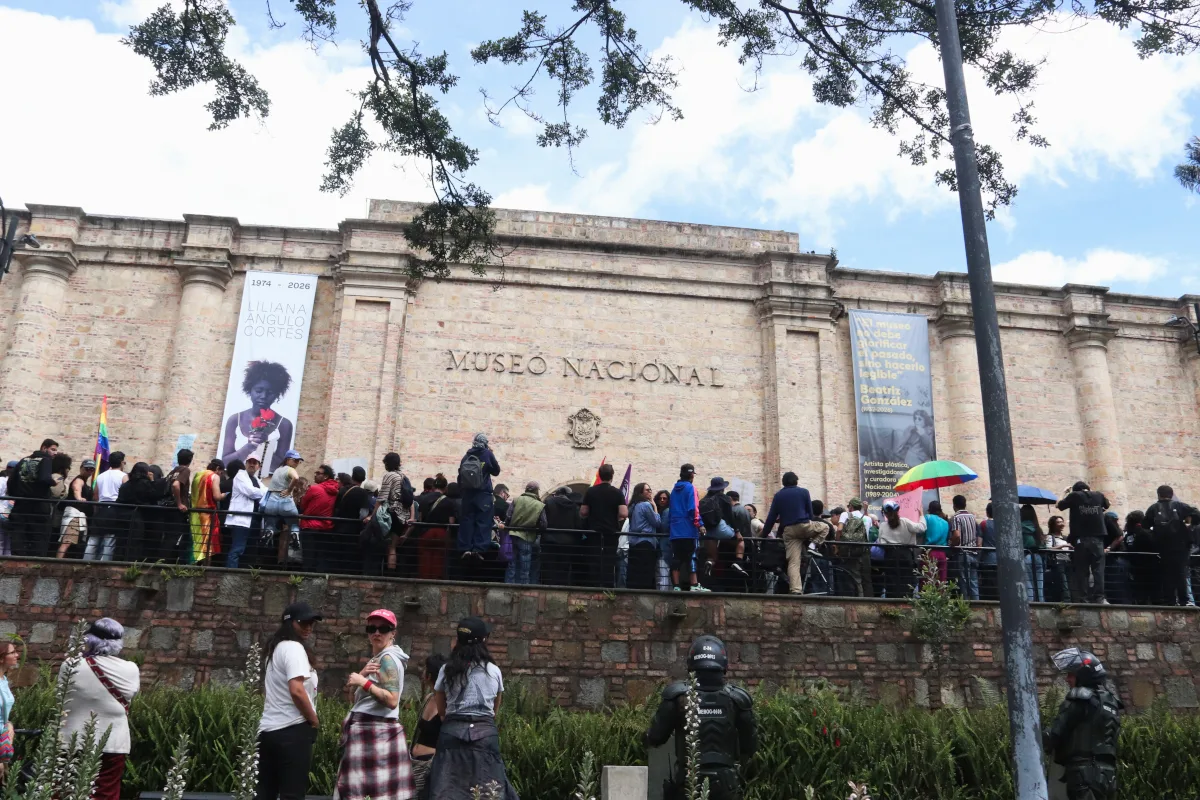 La protesta reunió a cerca de 500 personas que rechazaban las decisiones del Gobierno sobre piezas relacionadas con la población LGBTIQ+, las luchas feministas y las campañas políticas de Bernardo Jaramillo Ossa y Carlos Pizarro. Los manifestantes cuestionaron el retiro de estas obras y defendieron su permanencia como parte de la memoria histórica y cultural del país - Foto: Ronald Cano