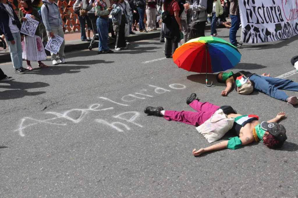 Durante las acciones artísticas, algunos manifestantes acusaron a Israel de cometer genocidio contra la población palestina. Las presentaciones llevaron la protesta más allá de la discusión sobre la exposición del Museo Nacional y sumaron cuestionamientos a la política internacional del Gobierno colombiano - Foto: Ronald Cano