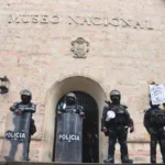 Varios participantes calificaron las decisiones como censura y las relacionaron con una disputa política por la memoria. Durante la protesta también se escucharon críticas al abogado Abelardo de la Espriella y a la ministra de Cultura, Paola Holguín, a quienes algunos asistentes señalaron en sus intervenciones. Entre las consignas se oyeron calificativos como “fascistas” y acusaciones de que se pretende reescribir la historia - Foto: Ronald Cano
