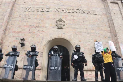 Varios participantes calificaron las decisiones como censura y las relacionaron con una disputa política por la memoria. Durante la protesta también se escucharon críticas al abogado Abelardo de la Espriella y a la ministra de Cultura, Paola Holguín, a quienes algunos asistentes señalaron en sus intervenciones. Entre las consignas se oyeron calificativos como “fascistas” y acusaciones de que se pretende reescribir la historia - Foto: Ronald Cano