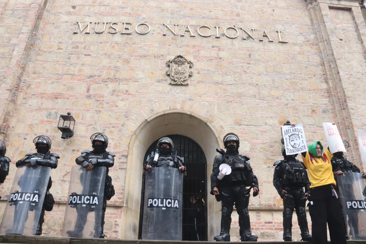 Varios participantes calificaron las decisiones como censura y las relacionaron con una disputa política por la memoria. Durante la protesta también se escucharon críticas al abogado Abelardo de la Espriella y a la ministra de Cultura, Paola Holguín, a quienes algunos asistentes señalaron en sus intervenciones. Entre las consignas se oyeron calificativos como “fascistas” y acusaciones de que se pretende reescribir la historia - Foto: Ronald Cano