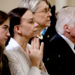 Miguel Uribe Londoño es el padre del fallecido, mientras María Claudia Tarazona fue su esposa y es la madre de su hijo menor. La SIC debe determinar qué derechos resultan jurídicamente relevantes para el registro solicitado - Foto: Archivo/Mauricio Vanegas