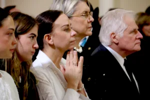 Miguel Uribe Londoño es el padre del fallecido, mientras María Claudia Tarazona fue su esposa y es la madre de su hijo menor. La SIC debe determinar qué derechos resultan jurídicamente relevantes para el registro solicitado - Foto: Archivo/Mauricio Vanegas