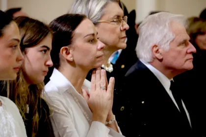 Miguel Uribe Londoño es el padre del fallecido, mientras María Claudia Tarazona fue su esposa y es la madre de su hijo menor. La SIC debe determinar qué derechos resultan jurídicamente relevantes para el registro solicitado - Foto: Archivo/Mauricio Vanegas