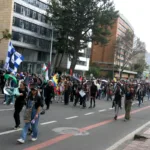 La jornada tuvo como principal escenario a Bogotá, donde varias columnas de manifestantes confluyeron en la Plaza de Bolívar después de recorrer diferentes sectores de la ciudad. La convocatoria también se extendió a Medellín, Cali, Bucaramanga, Barranquilla, Ibagué, Manizales, Montería, Santa Marta, Cúcuta, Tunja, Pasto, Armenia, Popayán y Riohacha - Foto: Ronald Cano