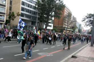 La jornada tuvo como principal escenario a Bogotá, donde varias columnas de manifestantes confluyeron en la Plaza de Bolívar después de recorrer diferentes sectores de la ciudad. La convocatoria también se extendió a Medellín, Cali, Bucaramanga, Barranquilla, Ibagué, Manizales, Montería, Santa Marta, Cúcuta, Tunja, Pasto, Armenia, Popayán y Riohacha - Foto: Ronald Cano