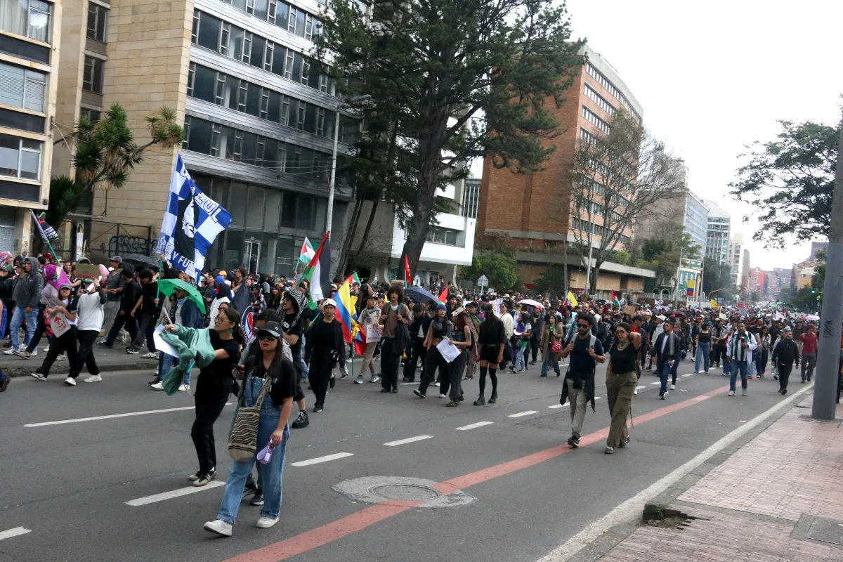 La jornada tuvo como principal escenario a Bogotá, donde varias columnas de manifestantes confluyeron en la Plaza de Bolívar después de recorrer diferentes sectores de la ciudad. La convocatoria también se extendió a Medellín, Cali, Bucaramanga, Barranquilla, Ibagué, Manizales, Montería, Santa Marta, Cúcuta, Tunja, Pasto, Armenia, Popayán y Riohacha - Foto: Ronald Cano