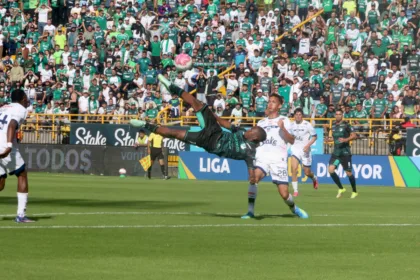 El domingo 25 de octubre se disputaron cuatro encuentros. En el estadio Metropolitano de Techo, en Bogotá, Fortaleza y Deportivo Cali empataron 1-1. El equipo azucarero abrió el marcador al minuto 13 por intermedio de Nicolás Benedetti, pero Franco Pulicastro consiguió la igualdad para los locales al 45. Ninguno de los dos logró encontrar el gol de la victoria en la segunda mitad y el compromiso terminó repartiendo puntos. Fortaleza, además, sufrió la expulsión de Brandon Mejía al minuto 80 - Foto: Ronald Cano