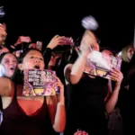 En las calles cercanas a El Campín, mujeres de distintas generaciones se encontraron bajo el frío de Bogotá para hacer algo que, dentro de la cultura ARMY, tiene tanto valor como asistir al espectáculo: compartir la experiencia con otras personas que entienden las mismas canciones, los mismos símbolos y los mismos códigos - Foto: Ronald Cano