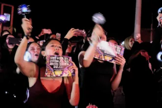 En las calles cercanas a El Campín, mujeres de distintas generaciones se encontraron bajo el frío de Bogotá para hacer algo que, dentro de la cultura ARMY, tiene tanto valor como asistir al espectáculo: compartir la experiencia con otras personas que entienden las mismas canciones, los mismos símbolos y los mismos códigos - Foto: Ronald Cano
