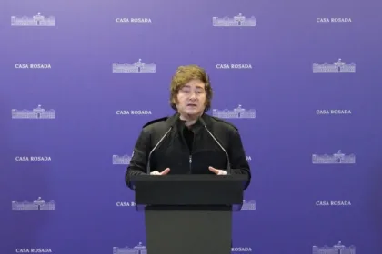 El presidente argentino ha convertido la discusión sobre la regulación de la inteligencia artificial en una nueva extensión de su programa de libertad económica. En septiembre, durante una intervención en Nueva York, Milei sostuvo que Argentina no pondrá un “cepo” a la inteligencia artificial y defendió que el mercado encuentre sus propias soluciones frente a los riesgos de esta tecnología - Foto: Casa Rosada