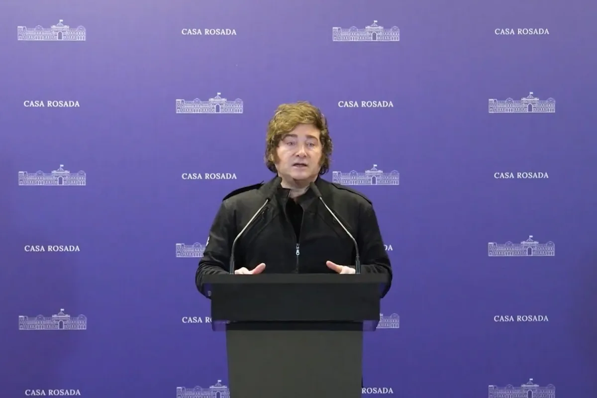 El presidente argentino ha convertido la discusión sobre la regulación de la inteligencia artificial en una nueva extensión de su programa de libertad económica. En septiembre, durante una intervención en Nueva York, Milei sostuvo que Argentina no pondrá un “cepo” a la inteligencia artificial y defendió que el mercado encuentre sus propias soluciones frente a los riesgos de esta tecnología - Foto: Casa Rosada