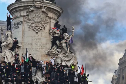 En París, las autoridades establecieron un toque de queda entre las 23:00 y las 6:00 en la plaza de la República y determinados accesos al sector comercial de Les Halles. La restricción busca limitar la circulación durante la noche en zonas consideradas sensibles tras los disturbios - Foto: FreCha