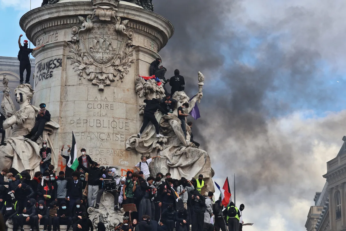 En París, las autoridades establecieron un toque de queda entre las 23:00 y las 6:00 en la plaza de la República y determinados accesos al sector comercial de Les Halles. La restricción busca limitar la circulación durante la noche en zonas consideradas sensibles tras los disturbios - Foto: FreCha