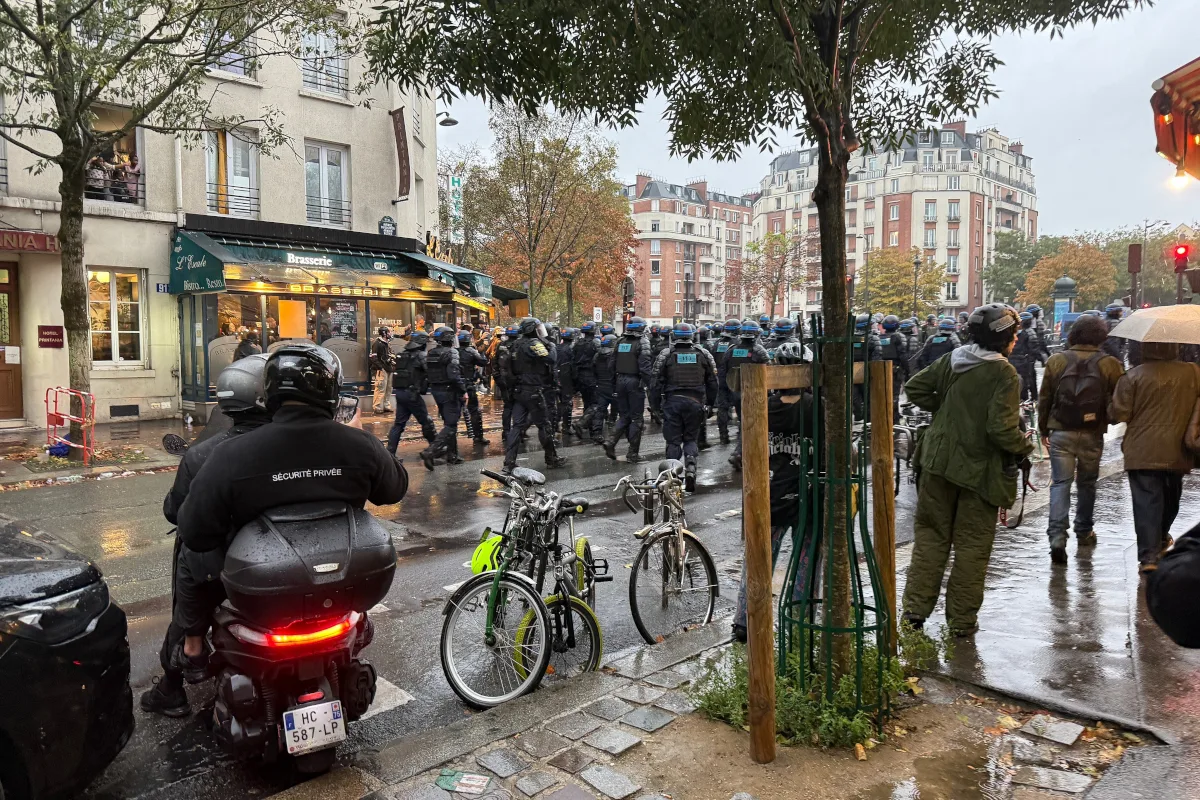 El Ministerio del Interior francés calculó que alrededor de 410.000 personas participaron en las protestas en todo el país, mientras que la Confederación General del Trabajo (CGT) elevó la cifra a cerca de 800.000. En París, los balances también fueron distintos: 110.000 asistentes, según el Gobierno, frente a 250.000, de acuerdo con el sindicato - Foto: Chabe01