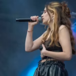 La artista, cuyo nombre es Tiziana Pierini, ha construido su carrera desde la escena argentina y también tiene una relación con el freestyle. En mayo de 2026 participó en BIME Bogotá, donde fue presentada como una artista proveniente de Moreno, en la provincia de Buenos Aires - Foto: Redes Sociales Tizishi
