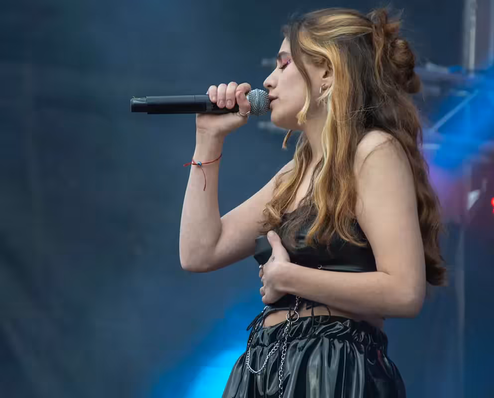 La artista, cuyo nombre es Tiziana Pierini, ha construido su carrera desde la escena argentina y también tiene una relación con el freestyle. En mayo de 2026 participó en BIME Bogotá, donde fue presentada como una artista proveniente de Moreno, en la provincia de Buenos Aires - Foto: Redes Sociales Tizishi
