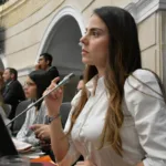 Hernández aseguró que, junto con la abogada Lina García, revisó los registros del procedimiento y encontró diferencias entre los textos aprobados por ambas corporaciones. Según la denuncia, mientras el Senado dio su aval al artículo 65 sin modificaciones, la Cámara habría incorporado dos parágrafos adicionales. La congresista sostiene que esa discrepancia exigía unificar los textos mediante una conciliación antes de concluir el trámite del proyecto - Foto: Senado