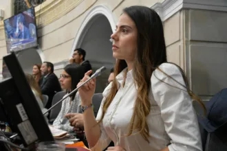 Hernández aseguró que, junto con la abogada Lina García, revisó los registros del procedimiento y encontró diferencias entre los textos aprobados por ambas corporaciones. Según la denuncia, mientras el Senado dio su aval al artículo 65 sin modificaciones, la Cámara habría incorporado dos parágrafos adicionales. La congresista sostiene que esa discrepancia exigía unificar los textos mediante una conciliación antes de concluir el trámite del proyecto - Foto: Senado