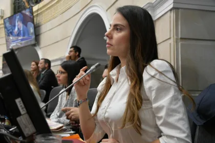 Hernández aseguró que, junto con la abogada Lina García, revisó los registros del procedimiento y encontró diferencias entre los textos aprobados por ambas corporaciones. Según la denuncia, mientras el Senado dio su aval al artículo 65 sin modificaciones, la Cámara habría incorporado dos parágrafos adicionales. La congresista sostiene que esa discrepancia exigía unificar los textos mediante una conciliación antes de concluir el trámite del proyecto - Foto: Senado
