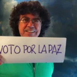 Su vínculo con Colombia también tuvo una dimensión social y política. En 2008 apoyó una marcha por las víctimas del paramilitarismo y los crímenes de Estado. Posteriormente participó en actividades relacionadas con la política colombiana y respaldó el Sí en el plebiscito sobre los acuerdos de paz impulsados durante el Gobierno de Juan Manuel Santos - Foto: Letradalibre