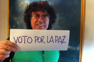 Su vínculo con Colombia también tuvo una dimensión social y política. En 2008 apoyó una marcha por las víctimas del paramilitarismo y los crímenes de Estado. Posteriormente participó en actividades relacionadas con la política colombiana y respaldó el Sí en el plebiscito sobre los acuerdos de paz impulsados durante el Gobierno de Juan Manuel Santos - Foto: Letradalibre