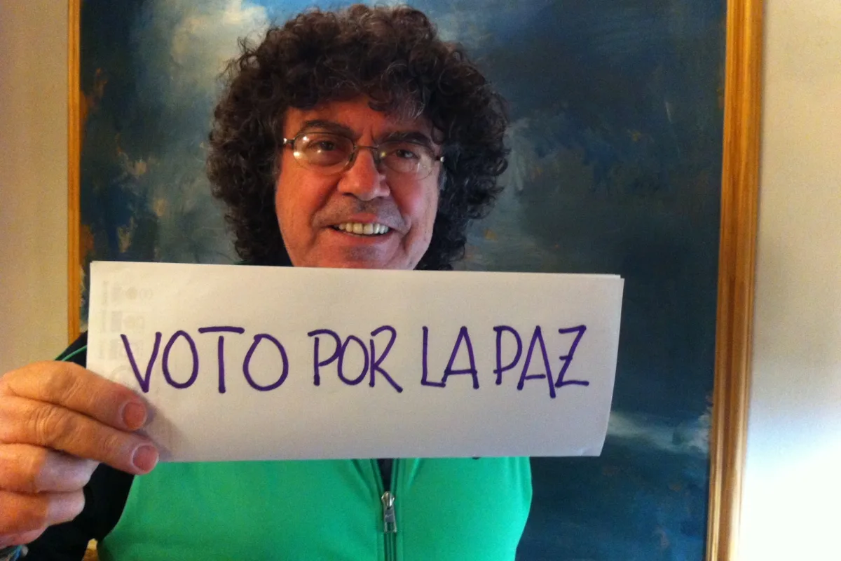 Su vínculo con Colombia también tuvo una dimensión social y política. En 2008 apoyó una marcha por las víctimas del paramilitarismo y los crímenes de Estado. Posteriormente participó en actividades relacionadas con la política colombiana y respaldó el Sí en el plebiscito sobre los acuerdos de paz impulsados durante el Gobierno de Juan Manuel Santos - Foto: Letradalibre