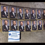 l decomiso llamó la atención por un elemento que no tiene relación directa con el peso o el valor de la droga: los paquetes estaban marcados con la imagen del presidente de Colombia, Abelardo de la Espriella. Varios medios que difundieron las fotografías del operativo identificaron el rostro que aparece en los envoltorios como el del mandatario colombiano - Foto: El Expediente - Costa Rica