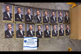 l decomiso llamó la atención por un elemento que no tiene relación directa con el peso o el valor de la droga: los paquetes estaban marcados con la imagen del presidente de Colombia, Abelardo de la Espriella. Varios medios que difundieron las fotografías del operativo identificaron el rostro que aparece en los envoltorios como el del mandatario colombiano - Foto: El Expediente - Costa Rica
