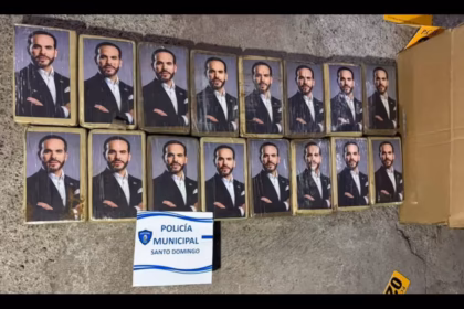 l decomiso llamó la atención por un elemento que no tiene relación directa con el peso o el valor de la droga: los paquetes estaban marcados con la imagen del presidente de Colombia, Abelardo de la Espriella. Varios medios que difundieron las fotografías del operativo identificaron el rostro que aparece en los envoltorios como el del mandatario colombiano - Foto: El Expediente - Costa Rica