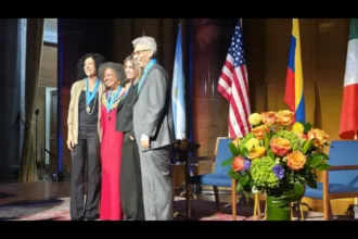 Coronell comparte el reconocimiento de 2026 con la periodista y escritora argentina Leila Guerriero, Kate Linthicum, del diario estadounidense Los Angeles Times, y Luz Mely Reyes, cofundadora del medio venezolano Efecto Cocuyo. Los cuatro recibieron la medalla de oro por su trabajo periodístico sobre las Américas - Foto: Reporte Coronell
