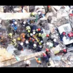La dimensión del riesgo quedó expuesta el 1 de octubre, cuando una vivienda ubicada en la carrera 9 con calle 12, en el centro de Pereira, se desplomó. La estructura había sufrido daños durante el terremoto y posteriormente había sido declarada inhabitable. Dos personas fueron encontradas con vida entre los escombros y recibieron atención médica - Foto: Policía Nacional