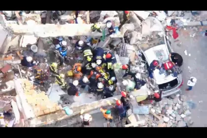 La dimensión del riesgo quedó expuesta el 1 de octubre, cuando una vivienda ubicada en la carrera 9 con calle 12, en el centro de Pereira, se desplomó. La estructura había sufrido daños durante el terremoto y posteriormente había sido declarada inhabitable. Dos personas fueron encontradas con vida entre los escombros y recibieron atención médica - Foto: Policía Nacional