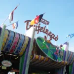 El epicentro del problema es el Teufelsrad, conocido como la Rueda del Diablo, una de las atracciones tradicionales del Oktoberfest. Se trata de una plataforma circular que gira cada vez más rápido hasta provocar que quienes están sobre ella pierdan el equilibrio y caigan - Foto: Psemdel