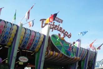 El epicentro del problema es el Teufelsrad, conocido como la Rueda del Diablo, una de las atracciones tradicionales del Oktoberfest. Se trata de una plataforma circular que gira cada vez más rápido hasta provocar que quienes están sobre ella pierdan el equilibrio y caigan - Foto: Psemdel