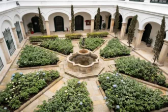El anuncio se produjo cinco días antes del 12 de octubre, fecha que Colombia conmemora oficialmente como el Día de la Diversidad Étnica y Cultural de la Nación. La coincidencia plantea un contraste entre el discurso estatal de reconocimiento de los pueblos y culturas del país y la decisión de retirar el homenaje a una figura vinculada a las luchas indígenas - Foto: Cancillería