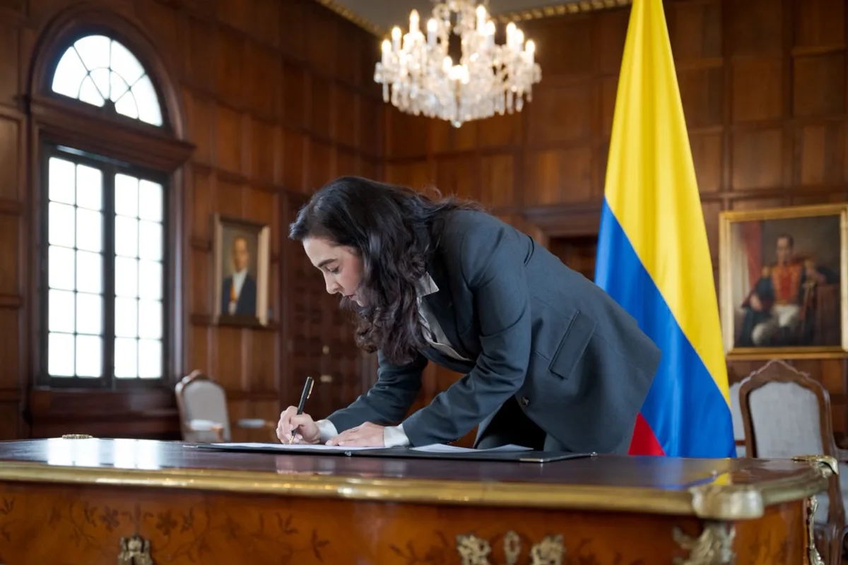 Maestre asumió el cargo el 15 de octubre, según informó la Cancillería. Abogada y diplomática, llega a la segunda posición de la cartera después de ocupar diferentes responsabilidades en el sector público y en escenarios internacionales. Su trayectoria incluye la embajada de Colombia en Paraguay, el consulado general en Santiago de Chile y funciones relacionadas con la integración regional - Foto: Cancillería