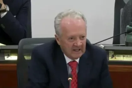 Durante una audiencia pública de la Comisión Tercera de la Cámara de Representantes, realizada el 15 de octubre, Calle advirtió que su empresa había perdido cerca de 2.000 empleos y relacionó los recortes con el crecimiento de las compras en plataformas internacionales. El empresario pidió revisar las condiciones tributarias que, a su juicio, favorecen a esos comercios frente a los negocios establecidos en Colombia - Foto: Captura Vídeo Cámara