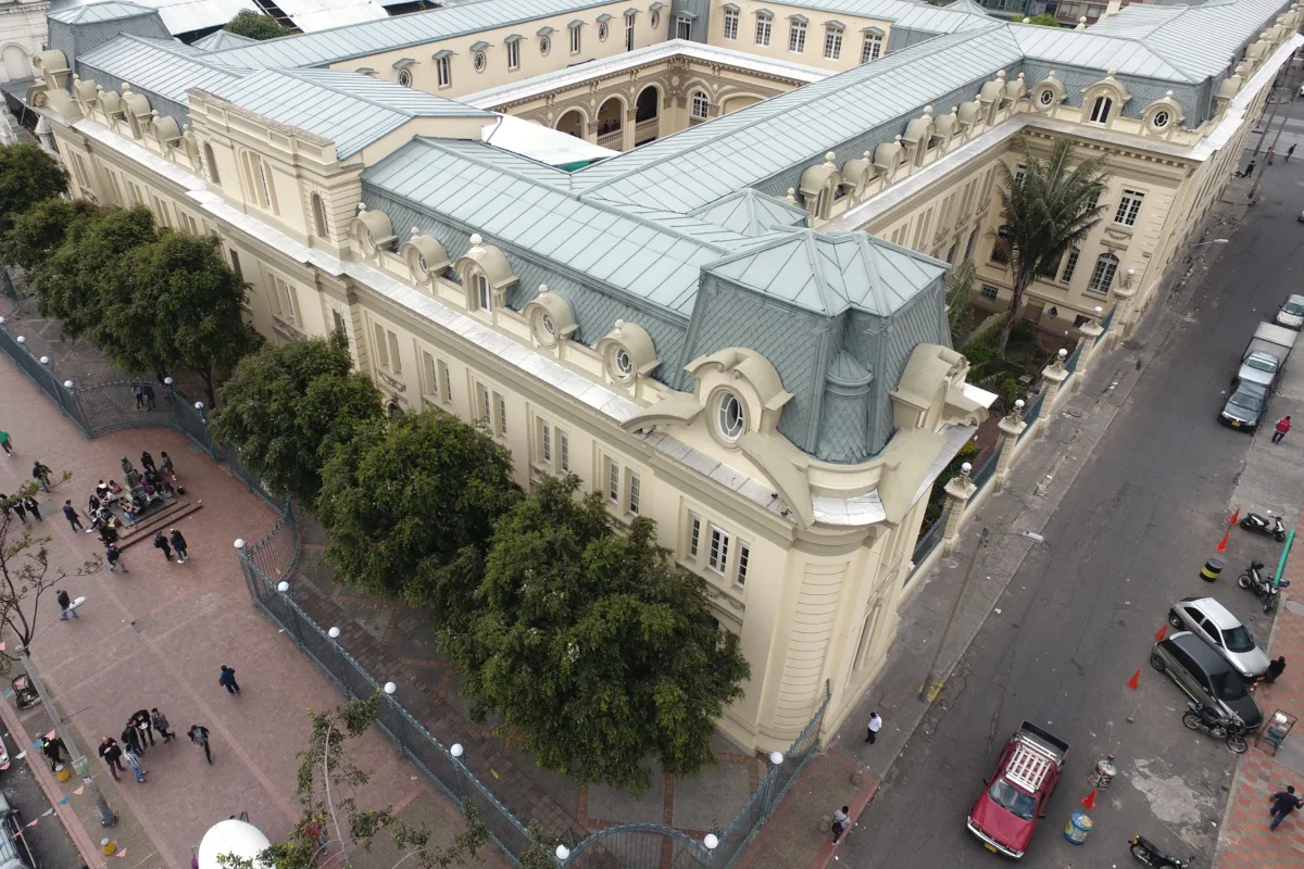 Para el movimiento estudiantil, la suspensión representa un nuevo episodio dentro de las dificultades que atraviesa el programa. Los estudiantes sostienen que la decisión profundiza la precarización de un proyecto curricular que, según su posición, históricamente ha sido relegado - Foto: Universidad Distrital