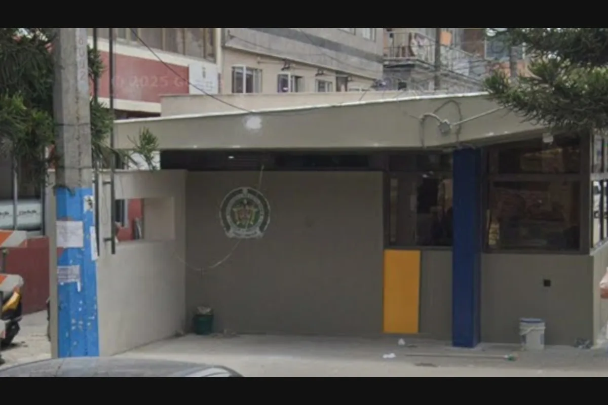 Según el relato de Daniel, cuando se dirigía a entrenar fue abordado por varias personas que presuntamente intentaron robarlo. Ante esa situación, buscó ayuda de una patrulla policial, pero asegura que terminó trasladado al CAI de Patio Bonito, donde habría comenzado una serie de hechos que ahora son objeto de denuncia - Foto: Google Maps